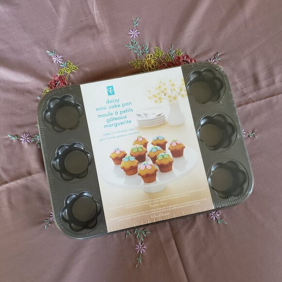 Daisy Mini Cake Pan  Cupcake Muffin Tin - Picture 1 of 5
